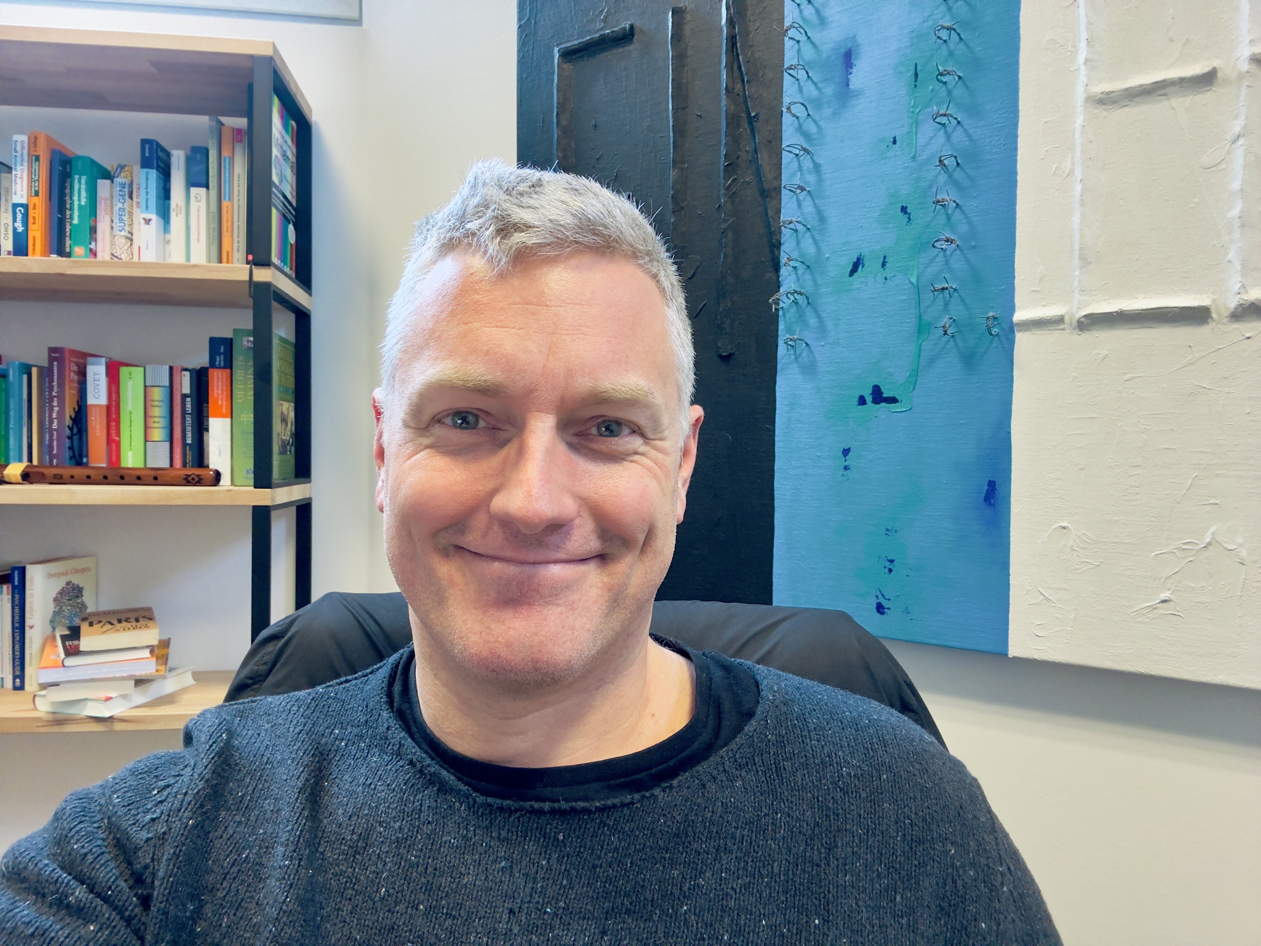 Tierarzt Dr. Gregor Berg von Dr. Berg Tiernahrung lächelt den Lesern ermutigend zu.