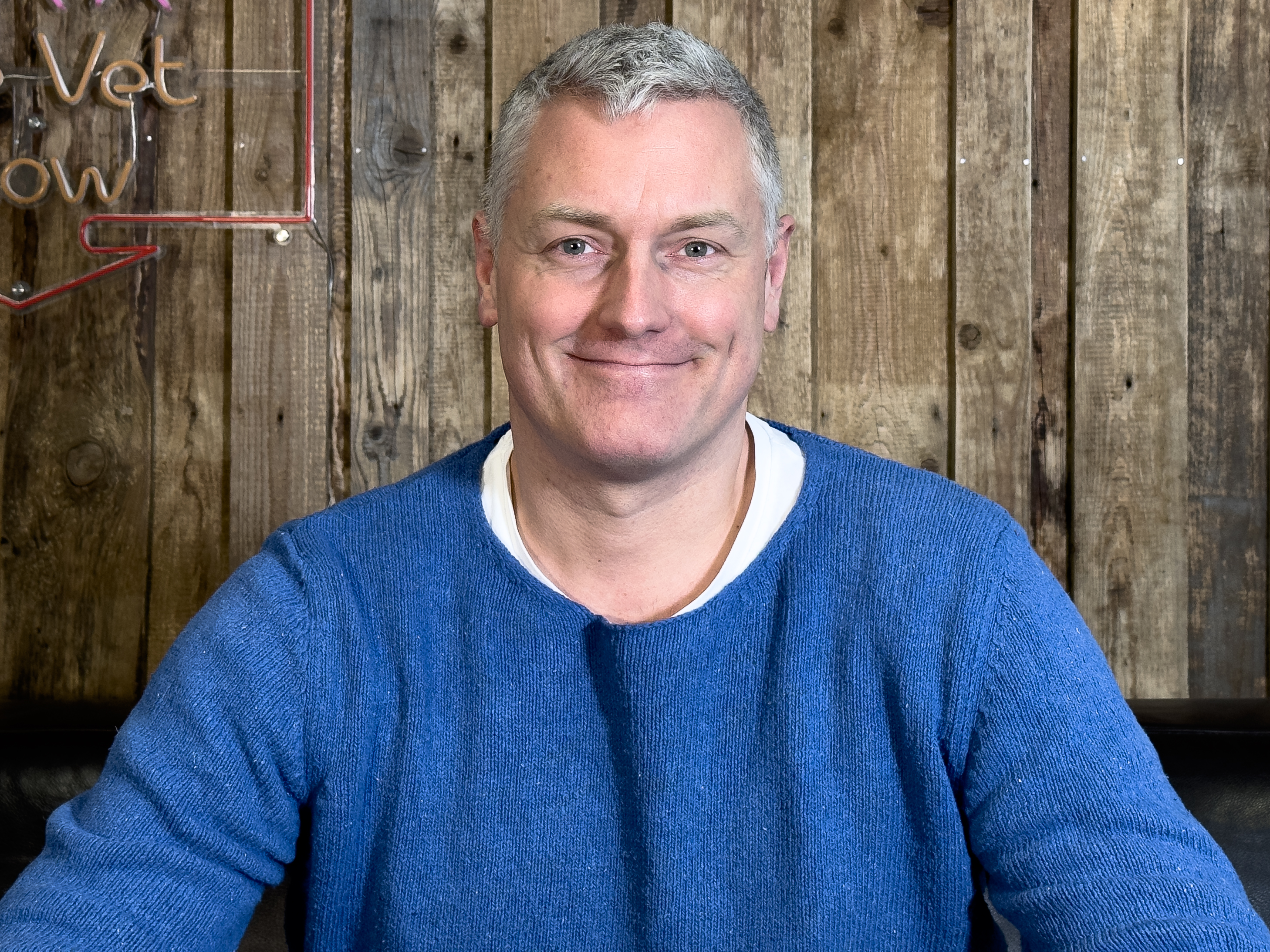 Tierarzt Dr. Gregor Berg lächelt aufbauend und mutmachend. 